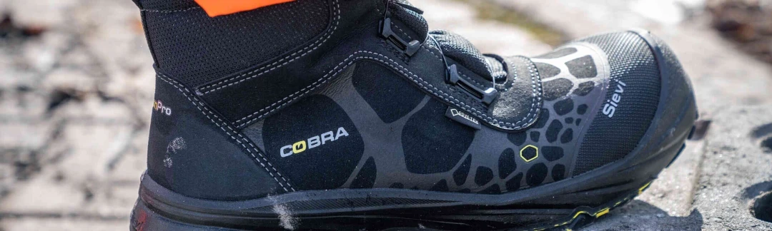 Sievi Cobra GT RollerH+ Sicherheitsstiefel mit GORE-TEX Futter und BOA-Verschluss auf nassem Untergrund