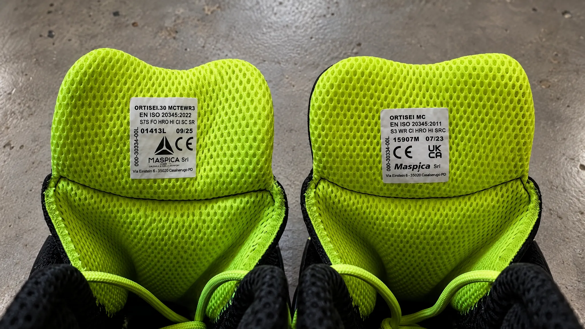 Etiketten in der Schuhzunge zweier Sicherheitsschuhe: links S7S nach EN ISO 20345:2022, rechts S3 WR nach EN ISO 20345:2011